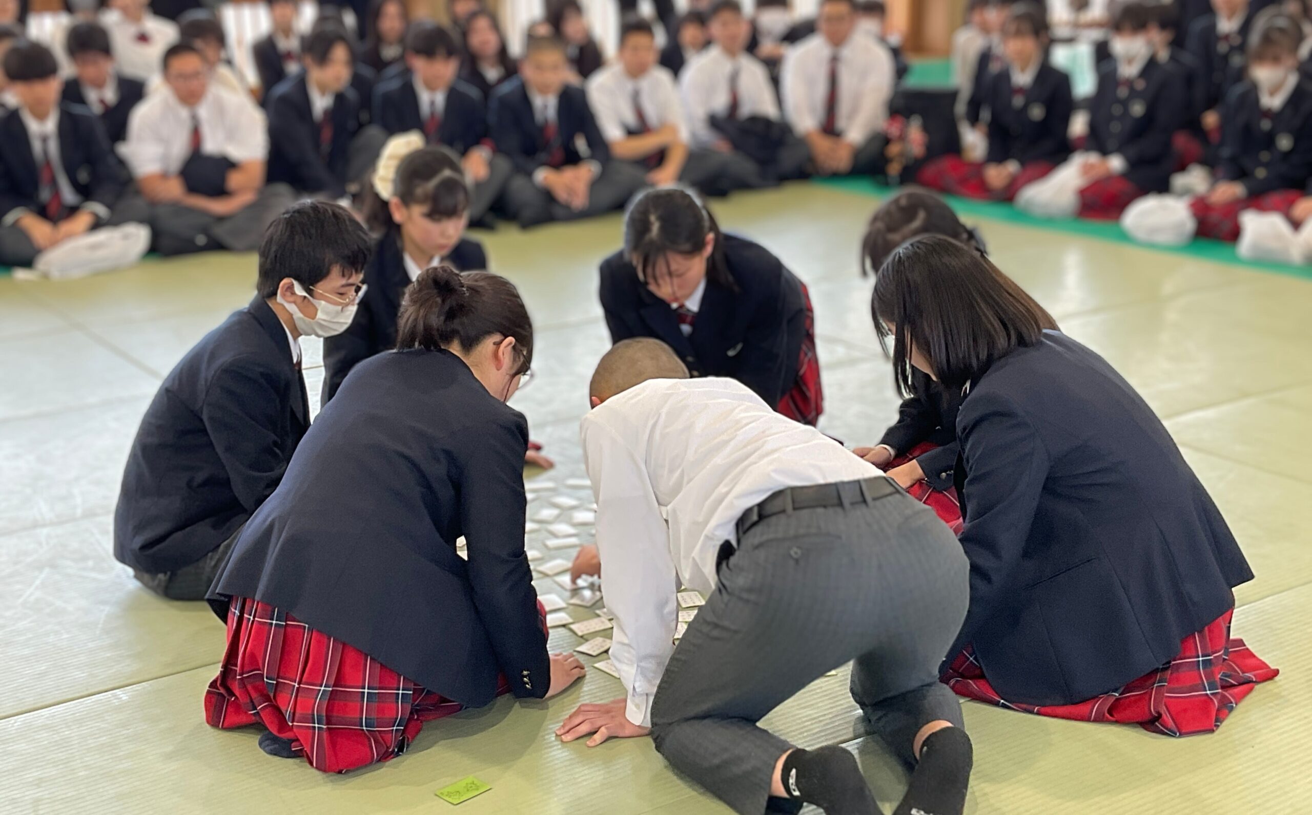【中学】2025年新春かるた大会を開催しました | 京都先端科学大学附属中学校高等学校 情報サイト